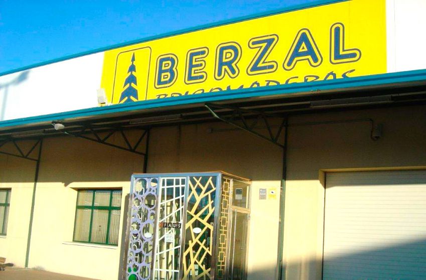 Imagen de fachada de la tienda con letrero con logotipo de Berzal
